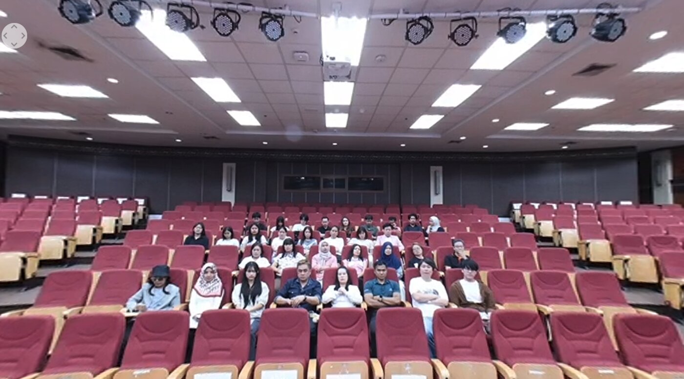 A large auditorium audience filmed for VR practice