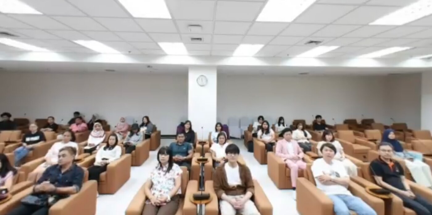 A real classroom audience filmed in stereoscopic 3D for VR practice
