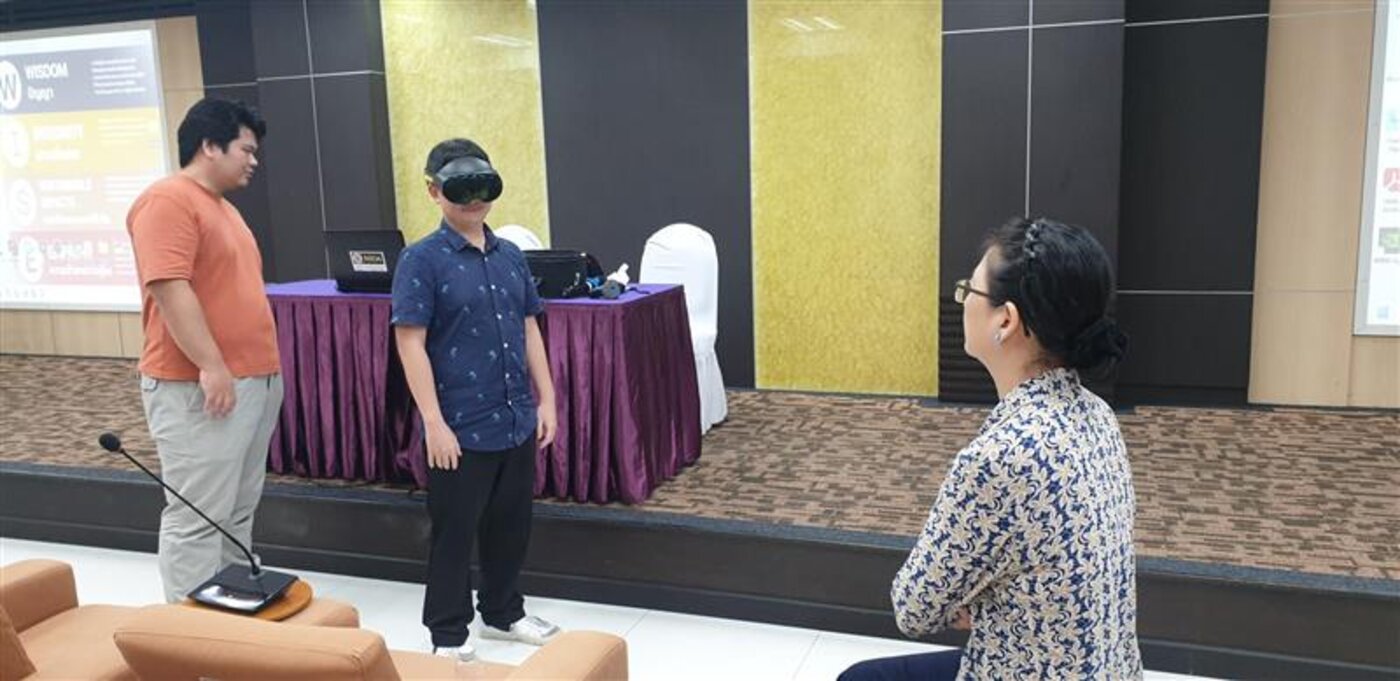 A user practicing a talk while wearing a VR headset
